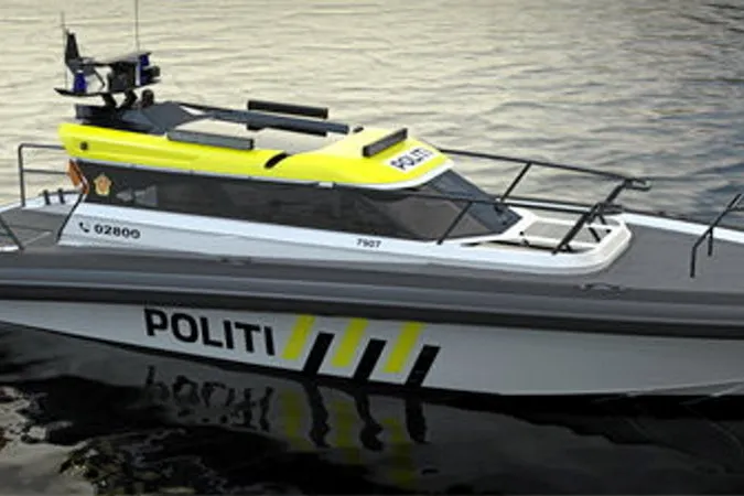 Politibåt med problemer.