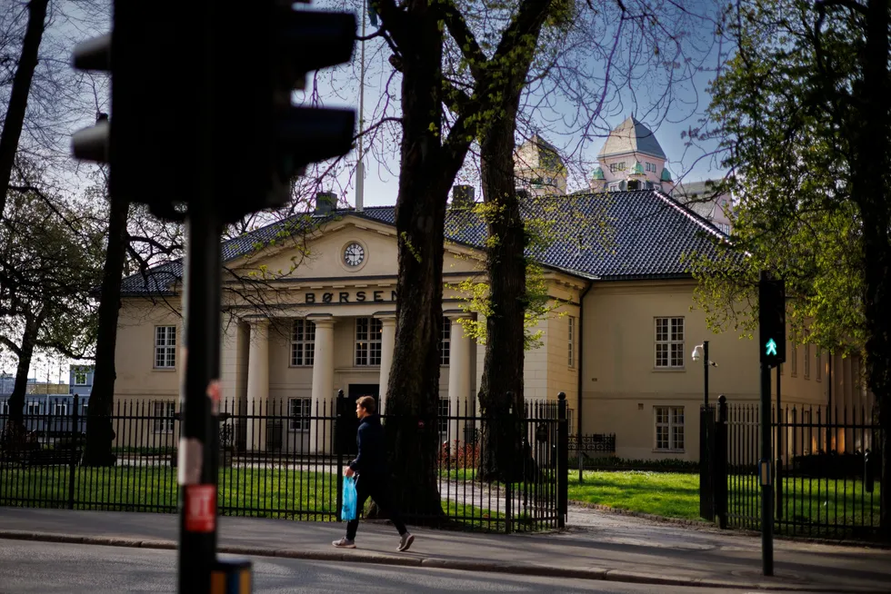 Hovedindeksen haltet gjennom gårsdagen, men holdt likevel stand mot oljeprisfallet på morgenkvisten.
