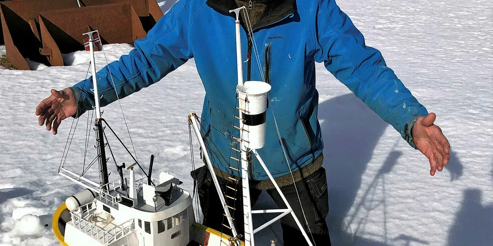 FINGERNEM: Egil Ditlevsen jobber lange dager i sjåen hjemme på Bolga med å bygge modeller av klassiske båter. Nå har han nylig ferdigstilt denne modellen av "Bolga".