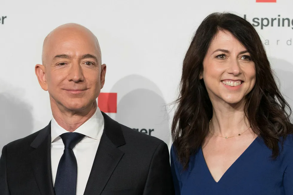 Amazon-sjef Jeff Bezos kunne smile etter gode kvartalsresultater torsdag kveld. Her sammen med kona MacKenzie Bezos under en prisutdeling i Tyskland tidligere denne uken. Foto: Jörg Carstensen/AFP/DPA/NTB Scanpix