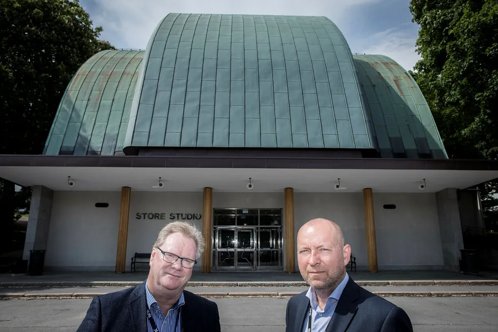 NRK skal selge sine lokaler på Marienlyst og utvikle det attraktive området. Radiohuset i bakgrunnen, også kalt Det hvite hus på Marienlyst, blir sannsynligvis fredet av byantikvaren. Fra venstre: Prosjektleder Nils Bjarne Foss og sjef for Marinlystprosjektet Jon Espen Lohne. Foto: Gunnar Blöndal