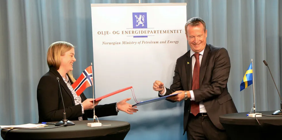 Olje og energiminister Tina Bru og Sveriges energiminister Anders Ygeman var svært fornøyde med den nye avtalen som gjør at også Sverige dropper elsertifikatmarkedet etter 2035. En tidligere stopp hadde ikke en gang blitt diskutert.