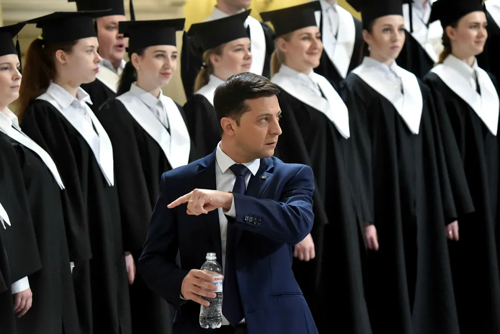 Komikeren Volodimir Zelenskij, her på settet som president i Ukraina i den populære tv-serien «Folkets tjener». Nå kan virkeligheten innhente fiksjonen.