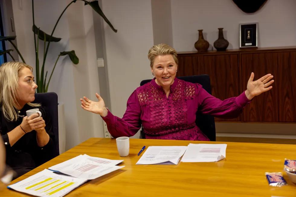 Landbruks- og matminister Sandra Borch (til venstre) og utviklingsminister Anne Beathe Tvinnereim (Sp) forklarer det norske avslaget på ukrainsk tollfrihet med hensynet til norsk matproduksjon og hensynet til fattige land i Midtøsten og Afrika.