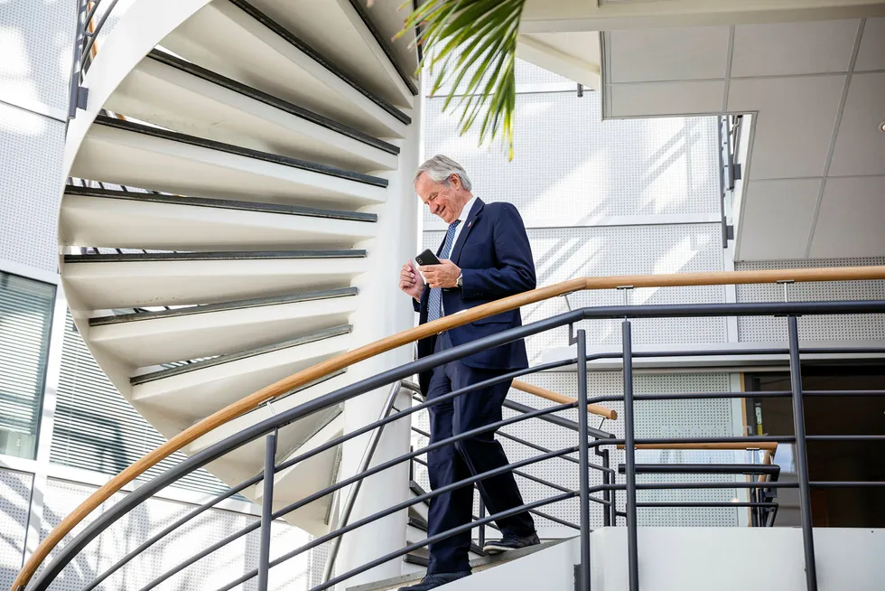Bjørn Kjos er tilbake på eiersiden i Norwegian – denne gang som en liten og privat investor. Fredag var aksjene verd nærmere seks millioner kroner. Her fra et møte med pressen 4. mai i år.