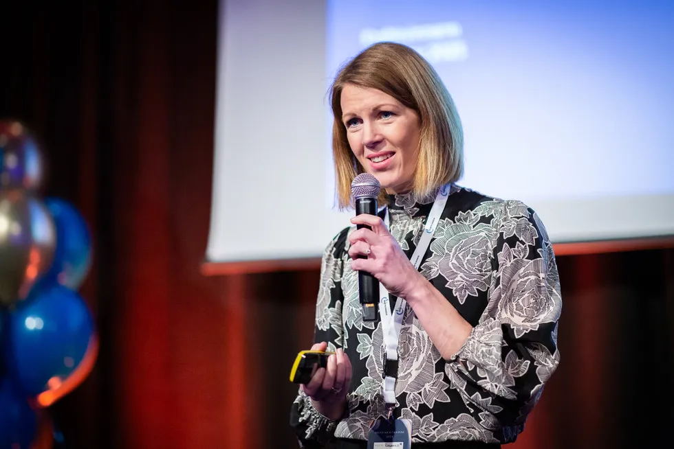 Ragnhild Janbu Fresvik, konsernsjef i Eviny, mener tiden er inne for å ta i et ekstra tak for Ukraina. Konsernet gir nå 30 brukte kjøretøy og 10 millioner kroner for å støtte opp om arbeidet med å gjenoppbygge landets energinfrastruktur. Bildet er fra arrangementet "Årets Kraftkvinne" tidligere i år.