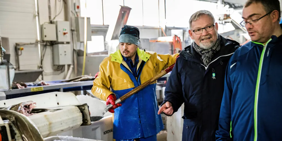 Dersom vi velger Fiskebåt sin forklaringsmodell slik Vaskinn formulerer den, vil ingen kystsamfunn i Finnmark eller Nord-Norge for øvrig bli erklært tapere, skriver Steinar Eliassen (i midten). Bildet er fra Fiskemottaket Nordvågen.