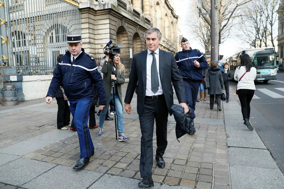 Frankrikes tidligere budsjettminister Jerome Cahuzac forlater rettsbygningen i Paris torsdag. Foto: THOMAS SAMSON / AFP / NTB Scanpix