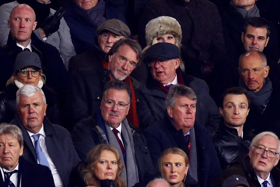 Jim Ratcliffe (i midten, til venstre) var på tribunen sammen med Sir Alex Ferguson (i midten, til høyre) i helgen, da Manchester United spilte 2-2 på Old Trafford mot Tottenham.
