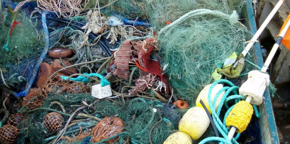 Det er mye søppel fra fiskeri som havner på sjøen.