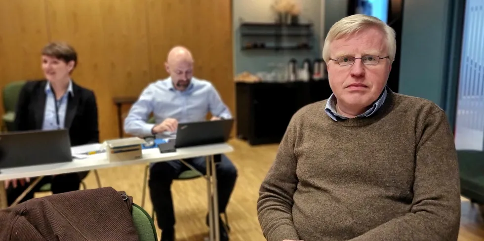 Hans Martin Storø (t.h.), her på en ekstraordinær generalforsamling hos Norway Royal Salmon (NRS), der forslaget om kapitalinnhenting for å kjøpe Salmonor ble stemt ned av NTS.