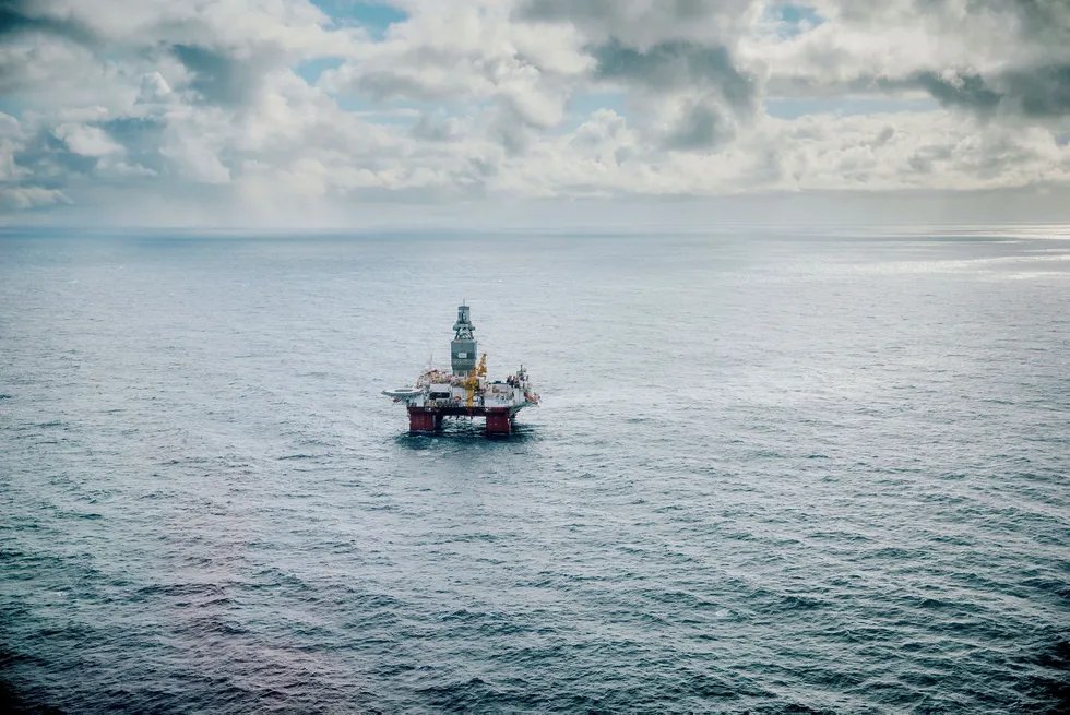 Det internasjonale energibyrået (IEA) trekker frem Norge som et av de fire landene som kommer til å møte den globale oljeetterspørselen. Her ses riggen Songa Enabler i Barentshavet. Foto: Marius Fiskum