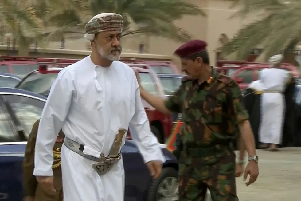Omans nye sultan Haitham bin Tariq ankommer begravelsen til sin forgjenger og fetter sultan Qaboos i Muscat.