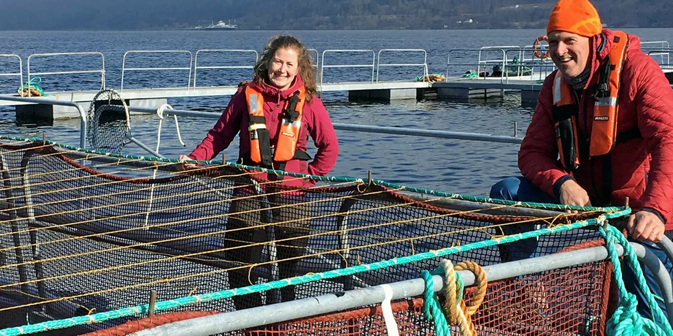 Ingrid Torvanger og Tom Wilke fra Sande Settefisk ser til at smolten har det bra etter utsett på lokaliteten Haneholmen hos Nordfjord Laks. I dette området er det nå krevd kutt i produksjonsmassen.