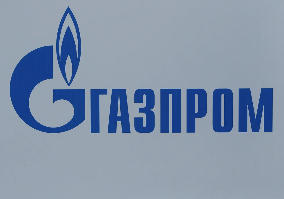Den delvis statseide russiske gassgiganten Gazprom kal betale rundt 26 milliarder kroner til Ukrainas statlige olje- og gasselskap Naftogaz for å få slutt på en langvarig gasskonflikt.