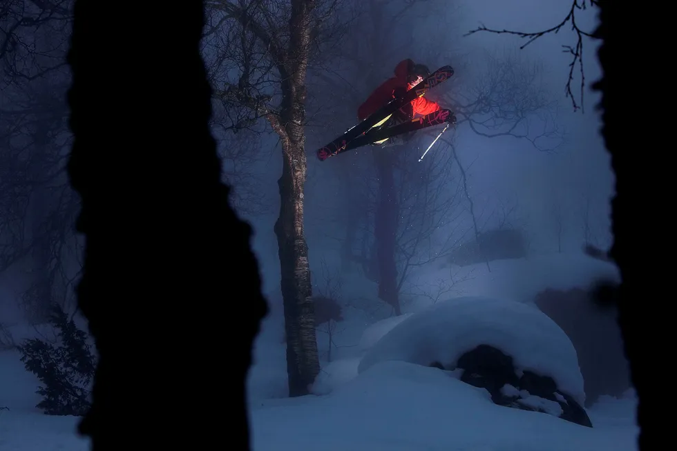 Tobias Bjønnes roterer i skogen ved Sauda skisenter. Foto: Thomas T. Keiven