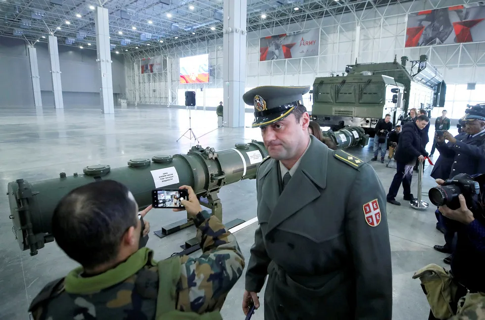 USA vurderer å sette i produksjon ett eller to nye missiler som svar på Russlands nye kryssermissil SSC-8, som russerne kaller 9M729. Her presenterer russiske forsvars- og utenriksdepartementet deres nye kryssermissil SSC-8 / 9M729.
