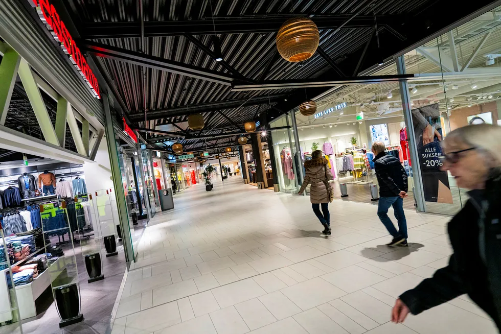 Varners kleskjeder har ligget på rekke og rad i norske kjøpesentre, men blir nå kraftig utfordret fra nye netthandelsplattformer som Zalando. Her Dressmann og den nå nedlagte Days Like This på Sørlandssenteret i Kristiansand.