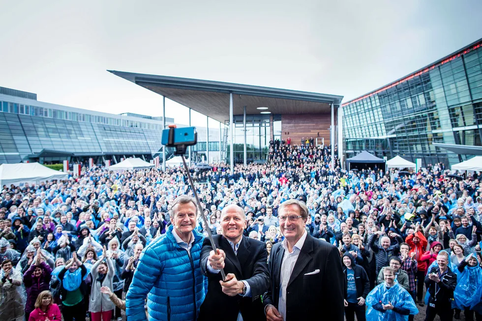Den 12. mai blir Sigve Brekke ny Telenor-sjef. Han står sammen med avtroppende Telenor-sjef Jon Fredrik Baksaas (til venstre), og daværende styreleder Svein Aaser til høyre og tar en selfie fra scenen med Telenor-ansatte i bakgrunnen. Etter utnevnelsen har flere sjefer måtte går – deriblant Aaser.