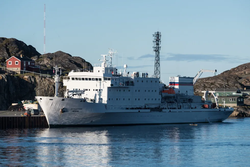Forskningsskipet «Akademik Ioffe» ble tatt i arrest i Danmark denne uken. Her er skipet avbildet på Grønland i 2017.