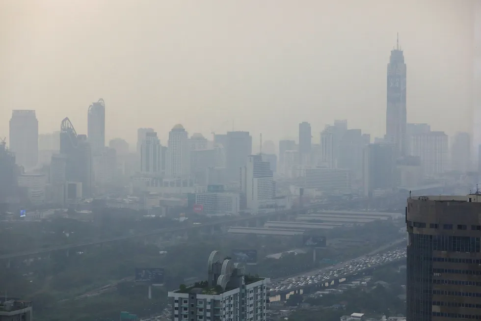 Bangkok har vært en av verdens mest forurensede byer i tiår. Nå er det blitt verre. Forurensningen onsdag ettermiddag var nesten fire ganger høyere enn hva som blir ansett som «farlig».