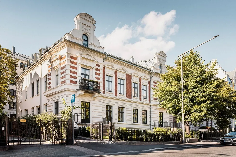 En leilighet som går over første etasje og underetasjen her i Oscars gate 49 i Oslo er til salgs.