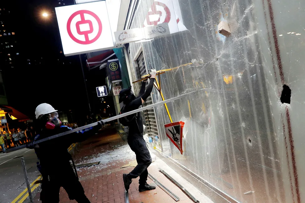 Demonstranter driver hærverk på en bankfilial tilhørende Bank of China under en protest i Tsuen Wan i Hongkong.