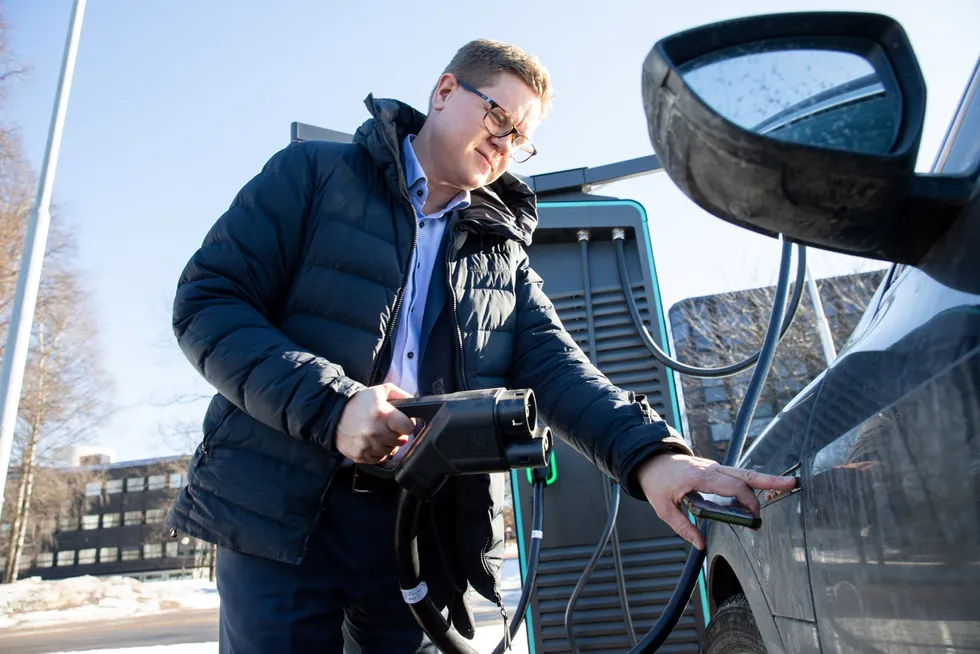 Mer-sjef Kristoffer Thoner lader bilen i Sandvika. På Politihusets tak ligger solcellepaneler som bidrar til å fylle bilen med en hastighet på 150 kW.
