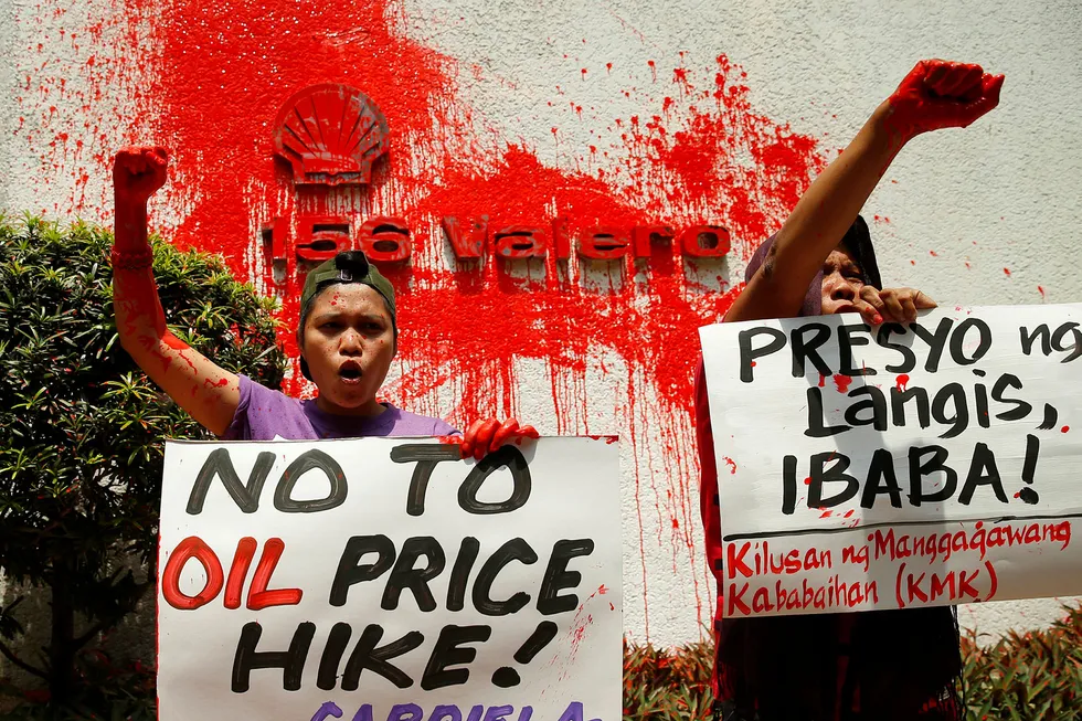 For bare en måned siden var det protester mot høy oljepris i blant annet Filippinene. De siste 12 handelsdagene har oljeprisen falt kraftig. Eksperter er uenige om bunnen er nådd eller om dette er begynnelsen på en ny nedtur.