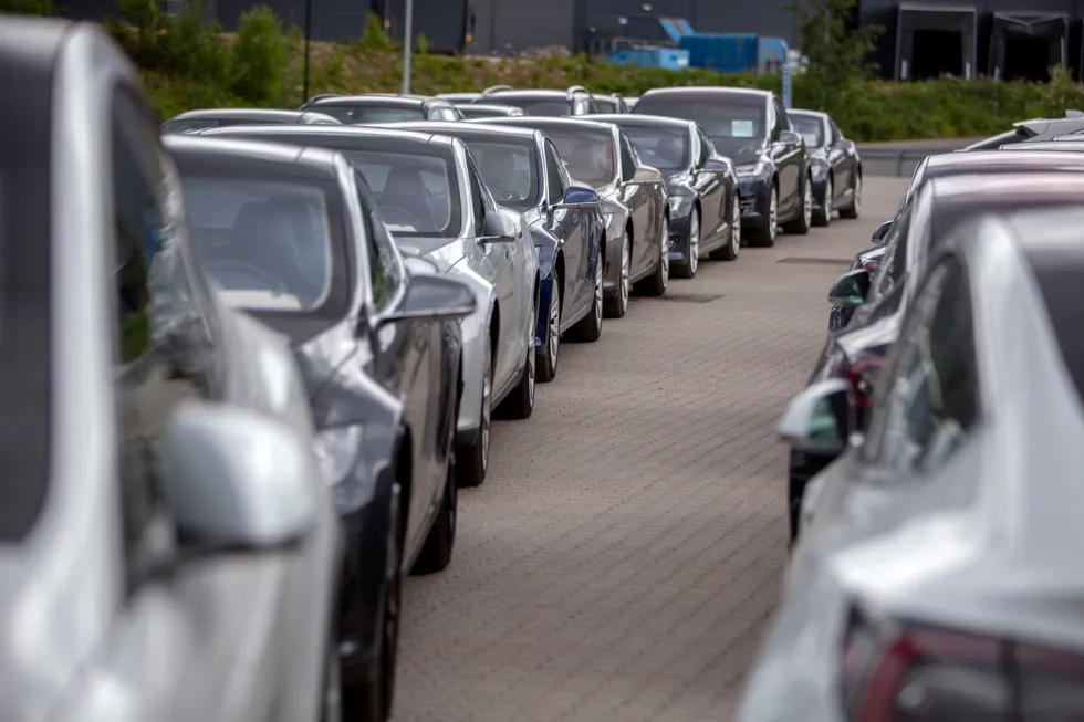 Står hundrevis av Teslaer på en parkeringsplass like ved Birger N. Haug i Røyken.