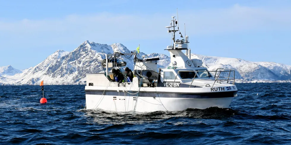 De to om bord på sjarken «Ruth» håper det skal være mulig å fiske resten av lukket gruppe-kvoten på yttersida av Lofoten.