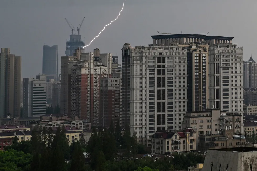 Kinesiske myndigheter forsøker å stabilisere økonomien. Krisene står i kø. Her fra et lynnedslag under tordenvær i finansmetropolen Shanghai tidligere denne uken.