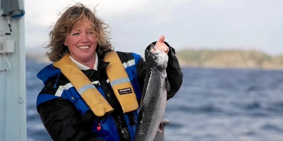 Kjersti Haugen ute på anlegg for å inspisere Lerøy-fisk. Haugen har over 30 år bak seg innan sjømatbransjen.