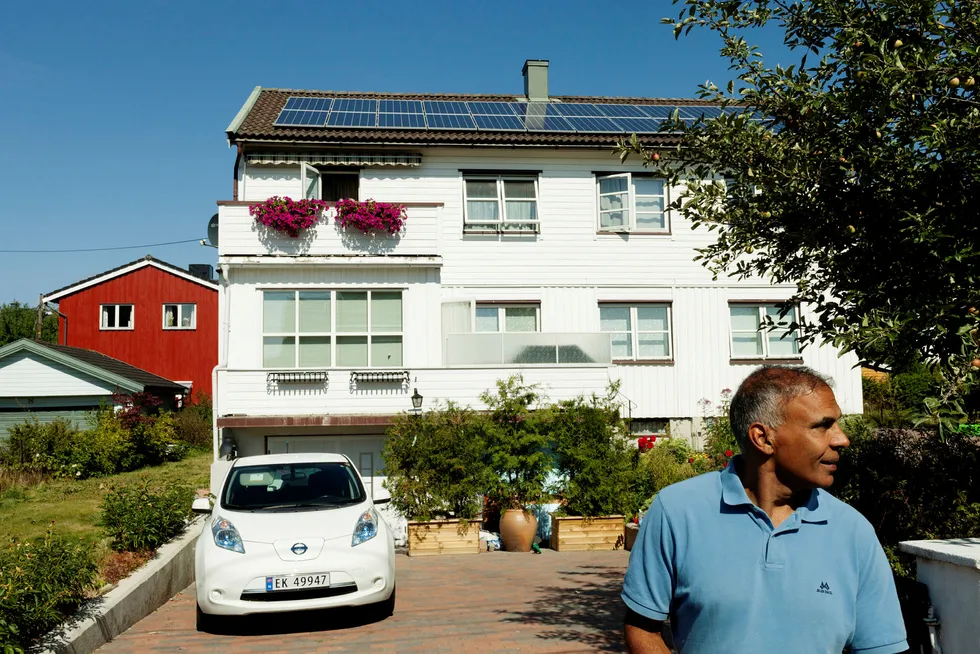 Shafeeq Mohammad kjører elbil og har solcellepanel installert på taket. – Jeg er en miljøforkjemper, sier han. Foto: Knut Egil Wang