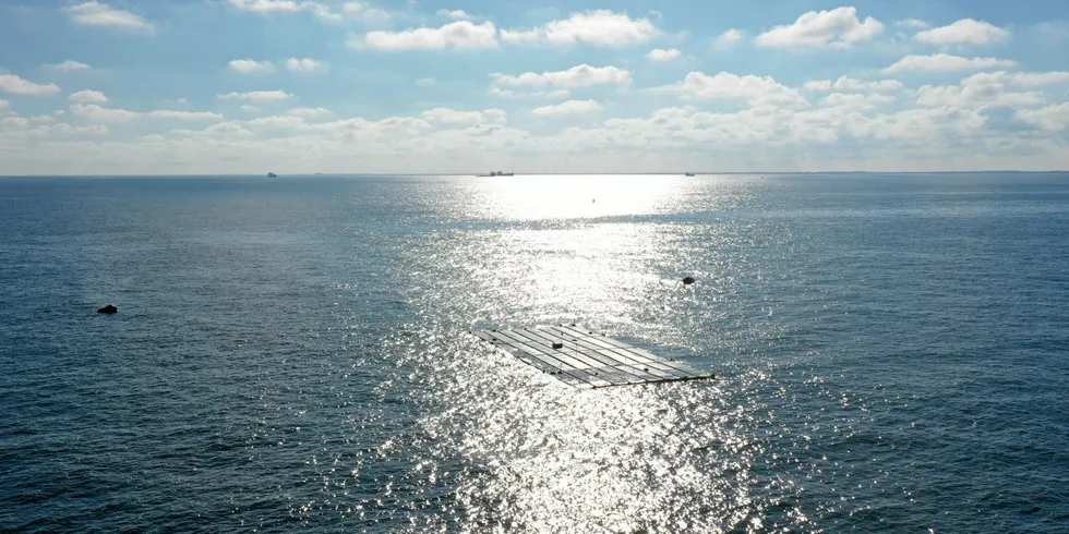 Prototype of an Oceans of Energy floating solar array