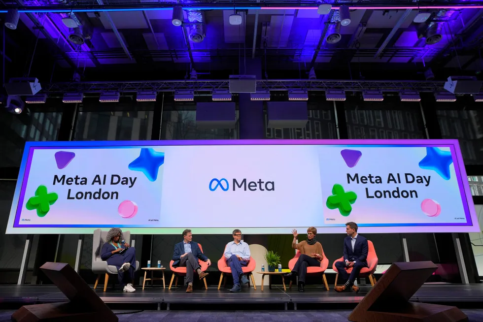 Facebook-eier Meta vil lansere nye kunstig intelligens språkroboter om kort tid. Her fra en konferanse i London tirsdag 8. april.