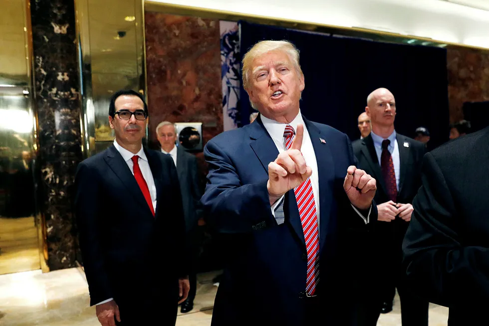 President Donald J. Trump og finansminister Steven Mnuchin (til venstre) ivrer etter å få gjennomført en omfattende skattereform i USA. Foto: Kevin Lamarque/Reuters/NTB Scanpix