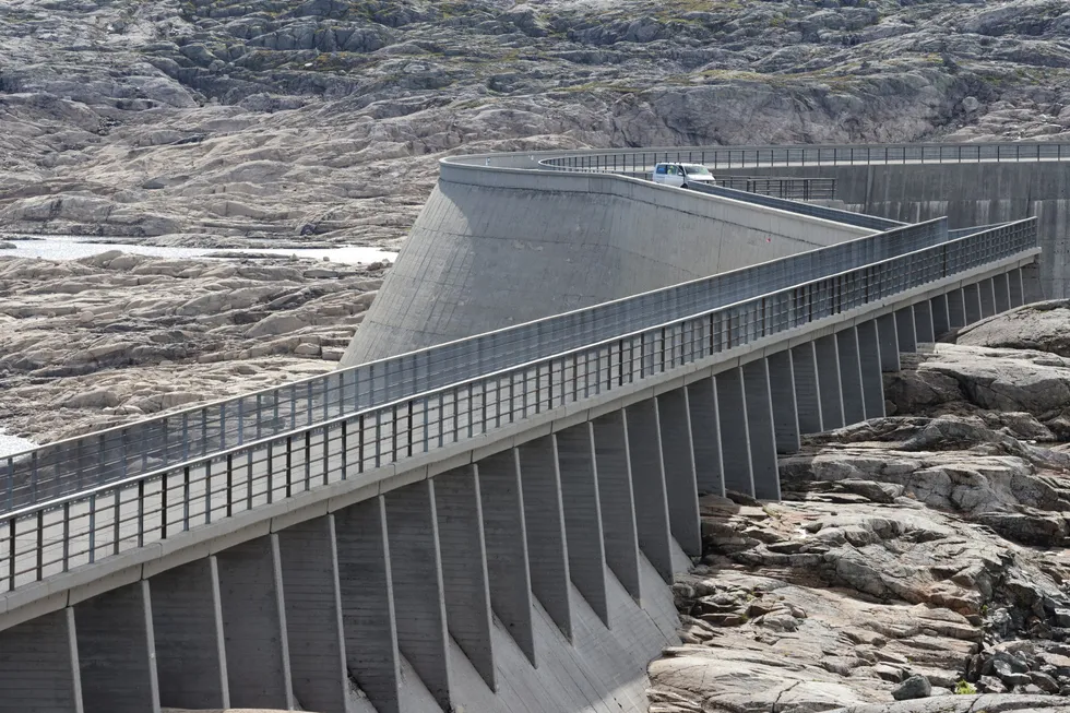 Fyllingsgraden i vannmagasinene er én av flere faktorer som avgjør hvordan strømprisene utvikler seg. Her er Blåsjø, det største kraftmagasinet i Norge.