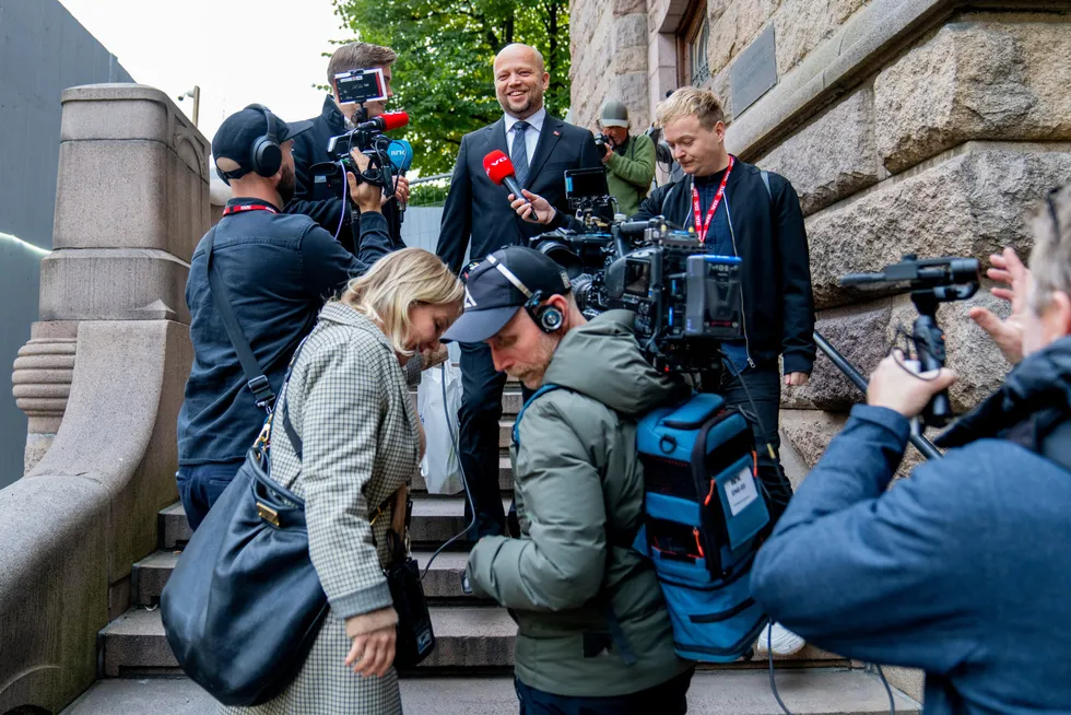 Finansminister Trygve Slagsvold Vedum (Sp) på vei til Stortinget for å legge frem statsbudsjettet for 2025, hvor regjeringen foreslår å kjøpe flere klimakvoter.