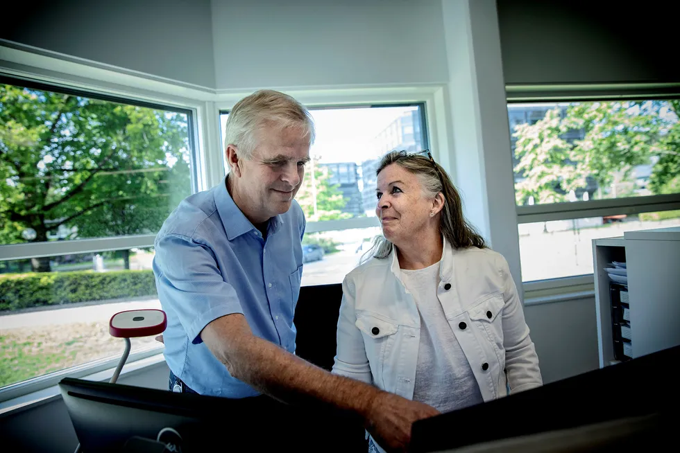 Janniche Rognes Johansen (65), seniorrådgiver HR og Knut Helgesen (64), rådgiver innenfor vannkraftprosjektering, i Norconsult benytter seg av bedriftens tilbud om privatøkonomisk rådgivning til de ansatte.