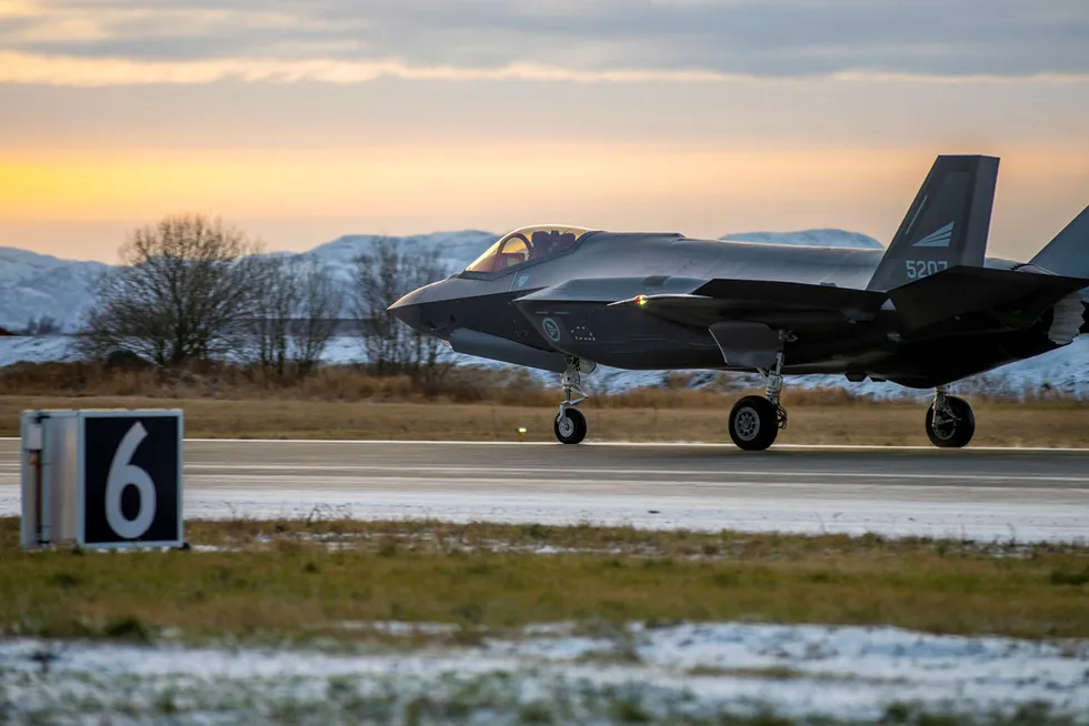 Kampflyet F-35 lander på Ørland flystasjon. Kostnadene ved anskaffelsen varierer med anslag på dollarkursen, men slike anslag dukker også opp i andre deler av statsbudsjettet.