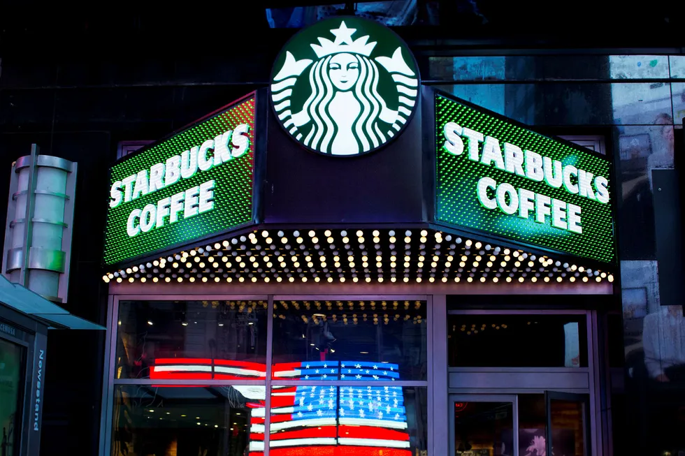 Den amerikanske kaffekjeden Starbucks vil ansette 10.000 flyktninger, i prostest mot president Donald J. Trump. Foto: Mark Lennihan/Ap/NTB Scanpix