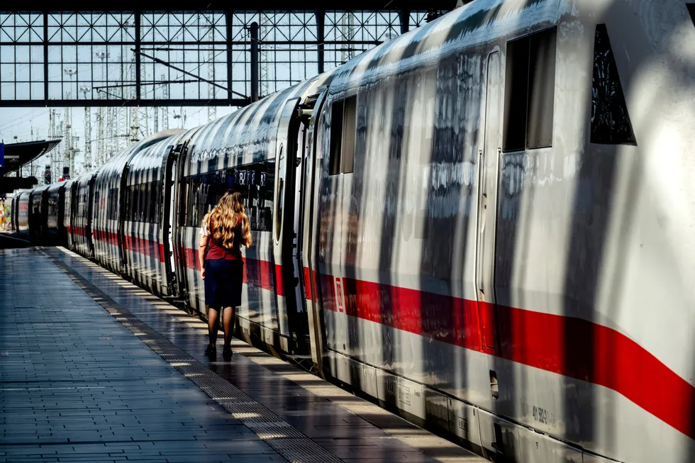 Tog på vei ut fra hovedbanestasjonen i Frankfurt i juni. EM-passasjerene klager.