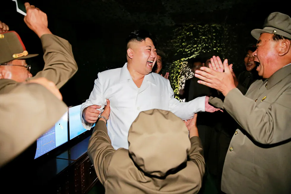 Kim Jong-un har laget en ny målestokk for seg selv som leder: Han må innfri både når det gjelder atomavskrekking og økonomisk utvikling. Foto: Kcna/Reuters/NTB Scanpix