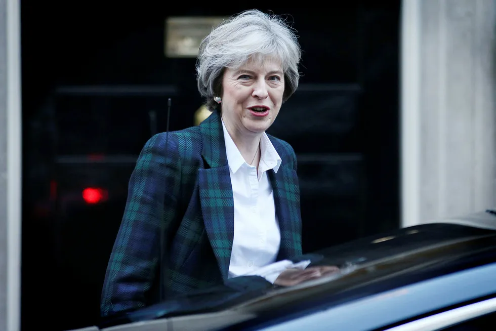 Her er Theresa May avbildet på vei ut av statsministerboligen i London tirsdag. Foto: DANIEL LEAL-OLIVAS/AFP/NTB scanpix