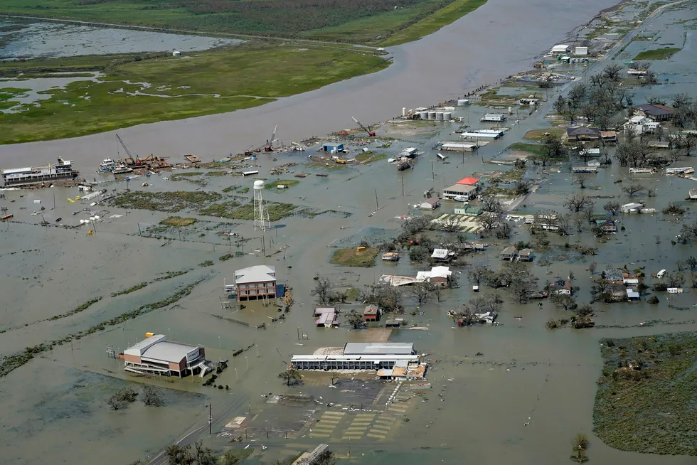 Minst seks personer omkom da orkanen Laura feide inn over Louisiana i USA, og delstatens guvernør venter at redningsmannskaper finner flere ofre. Her ses flomrammede hus i Cameron i Louisiana.