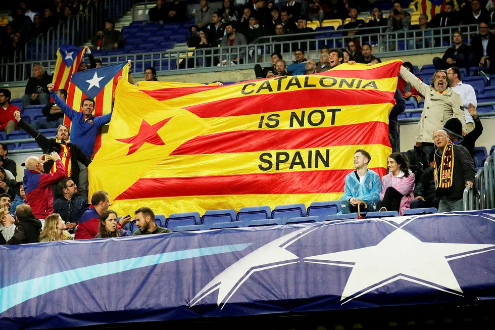 Katalanerne er splittet i synet på hvorvidt de hører til i Spania. Under fotballkampen onsdag mellom FC Barcelona og Olympiakos, sa deler av publikumet klart ifra om hvor de står hen. Foto: Albert Gea/Reuters/NTB Scanpix