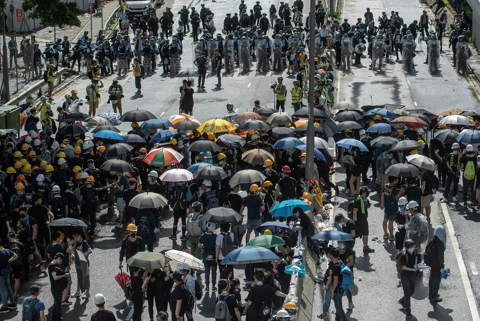 Demonstranter sperret tidlig mandag veier og gater i protest mot 22-års-markeringen av at Kina overtok Hongkong i 1997.