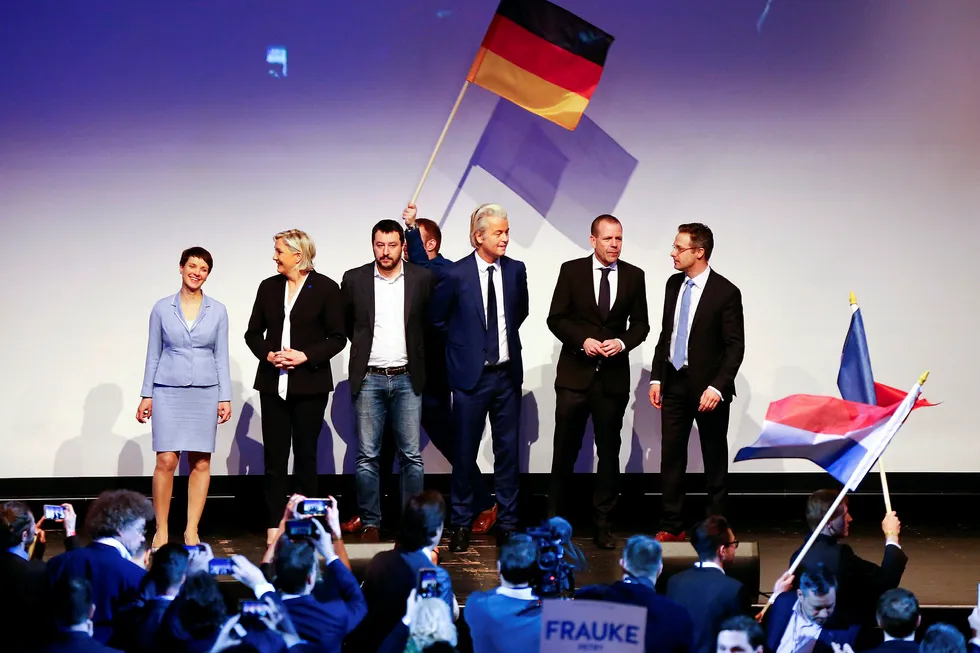 Ledere for en rekke høyrepolitiske partier møtes under en konferanse i Tyskland i januar. Fra venstre: Tyske AfDs leder Frauke Petry, partilederen i franske Nasjonal Front, Marine Le Pen, Italienske Lega Nord-leder Matteo Salvini, det nederlandske frihetspartiet PVV s leder Geert Wilders, Harald Vilimsky fra Østerrikes Frihetsparti (FPÖ) og Marcus Pretzell fra den europeiske samarbeidsorganisasjonen for høyreradikale partier ENF. Foto: WOLFGANG RATTAY/Reuters