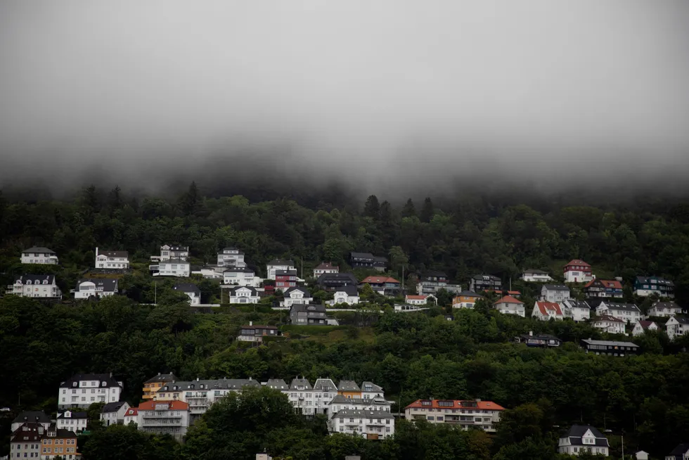 Oppgradering av en typiske eneboliger fra 1980-tallet til 2010-standard koster mer én million kroner, skriver innleggsforfatterne. På bildet ses hus opp mot Fløien i Bergen.